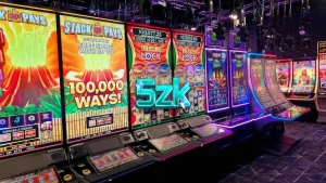 Tampilan antarmuka slot live-streamed dengan grafis neon dan mesin fisik